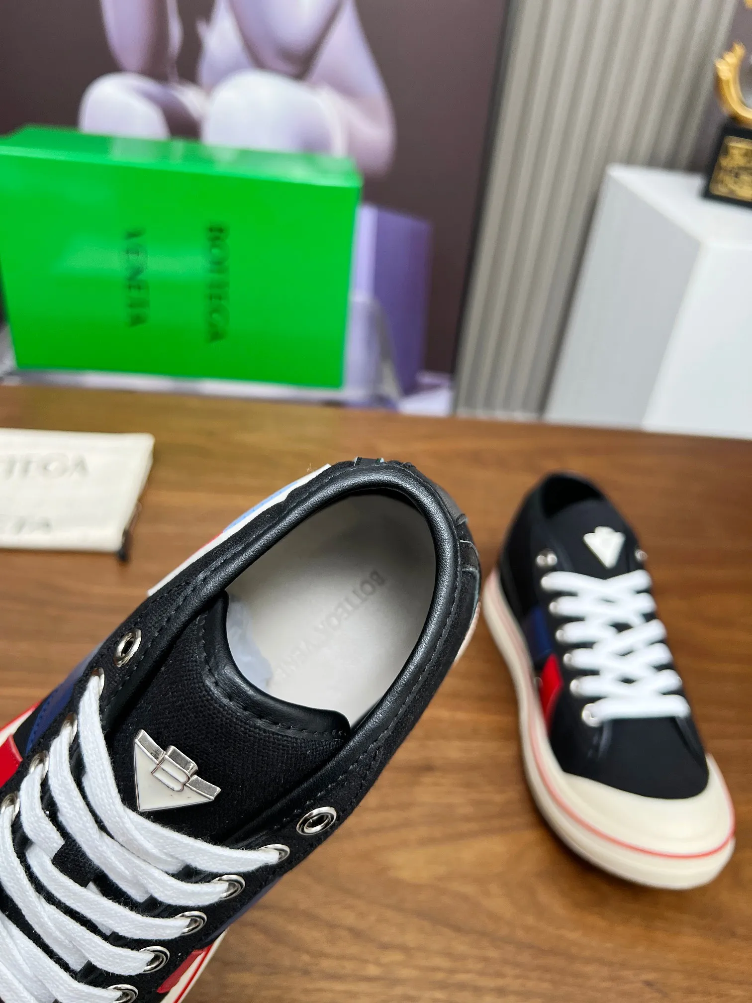 Men's men's shoes 💰520💰 Bottega Veneta BV's latest Eliot series retro basketball shoes casual sports canvas shoes 🔥Become a god when it is launched!🔥 Inspired by retro basketball sneakers, the color combination highlights youthful vitality and perfectly interprets the theme of youth and childlike innocence. The details are also very particular. The summer canvas brings excellent durability and comfort. Designs such as calfskin trim, rubber toe caps and hand-painted retro red lines are full of retro feel. The round toe and convex sole add a modern feel and are suitable for various styles. Easily create a fashionable atmosphere. The upper foot is the focus...can be worn as a couple's shoes...The red lines on each shoe edge are hand-painted, which adds more taste and attitude! ✦Fabric: Original customized high-density canvas + cowhide ✦Inner lining: original customized breathable canvas ✦Insole: movable latex cowhide insole ✦Sole: original molded non-slip and wear-resistant TPU material ✦Sole thickness: 3cm ✦Number of sizes: female size 35--40, female 40 is customized and non-returnable ✦Number: male size 39--45, male 45 is customized and non-returnable